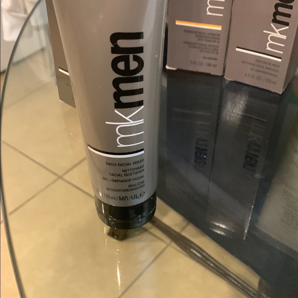 Mary Kay MKMen Skincare Set - Black and Gray - Picture 8 of 13